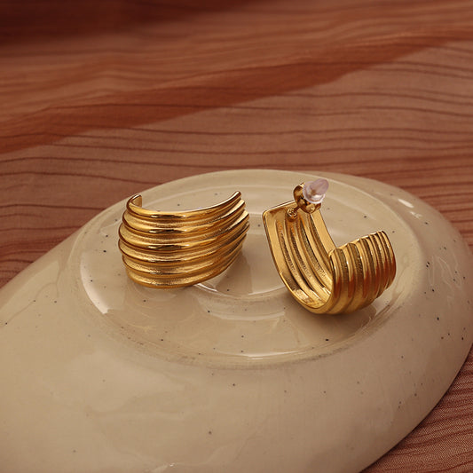 Ribbed Fan Earrings – Gold (24×28 mm)