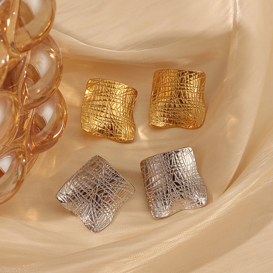 Hammered Pillow Studs – Gold (30 mm)