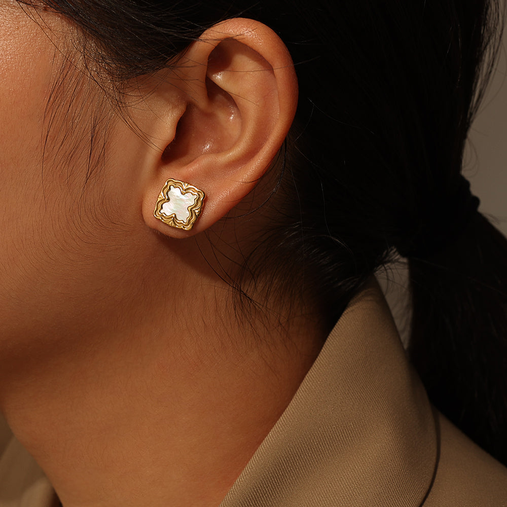 Clover Studs with Mother-of-Pearl – Gold (13 mm)