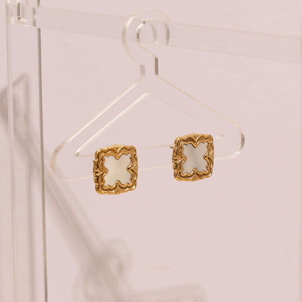 Clover Studs with Mother-of-Pearl – Gold (13 mm)