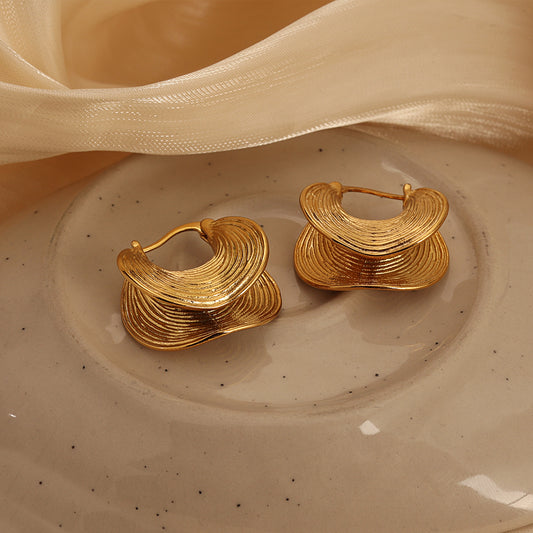 Wave-Ridge Huggies – Gold (27 mm)