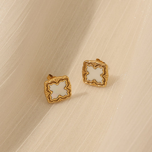 Clover Studs with Mother-of-Pearl – Gold (13 mm)
