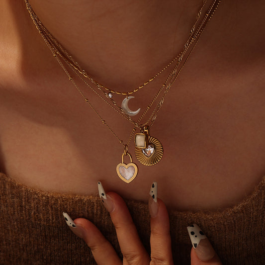 Crescent & Shell Necklace – Gold (42 + 5.5 cm)