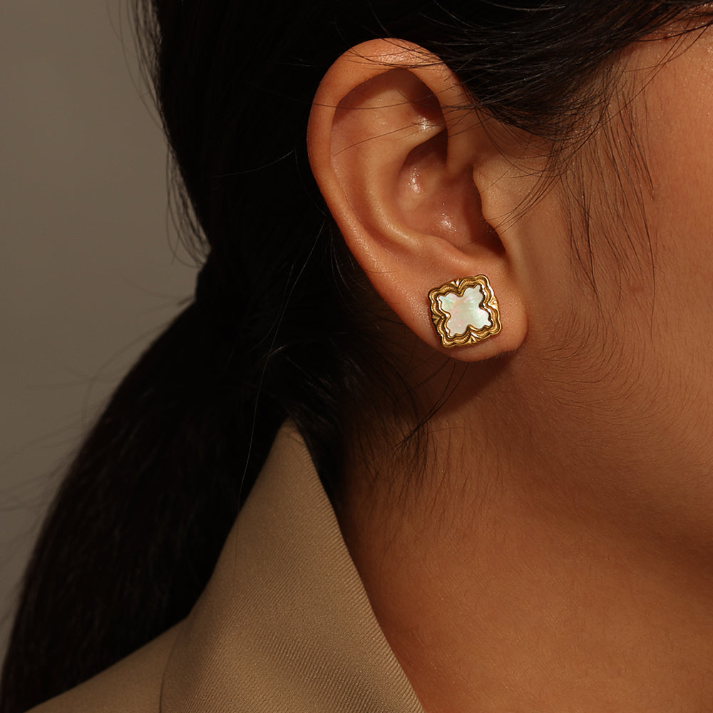 Clover Studs with Mother-of-Pearl – Gold (13 mm)