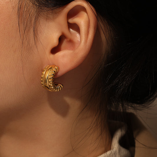 Gear-Edge Stack Huggies – Gold (18 mm)