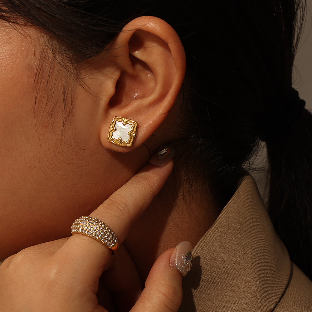 Clover Studs with Mother-of-Pearl – Gold (13 mm)